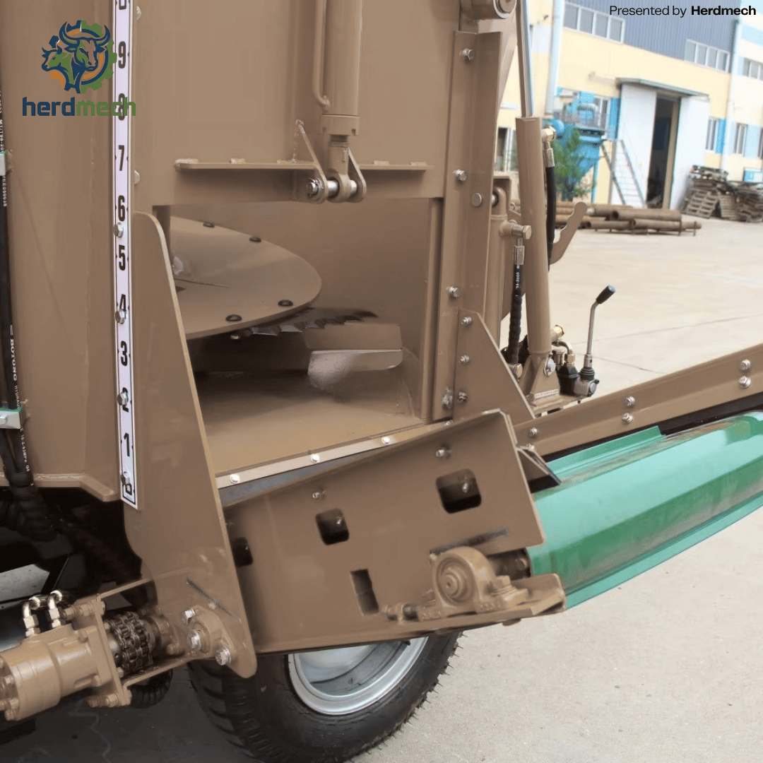 4-5CBM Self-Propelled TMR Mixers (Model: 9SCL-4/5) With Loader Bucket and Belt