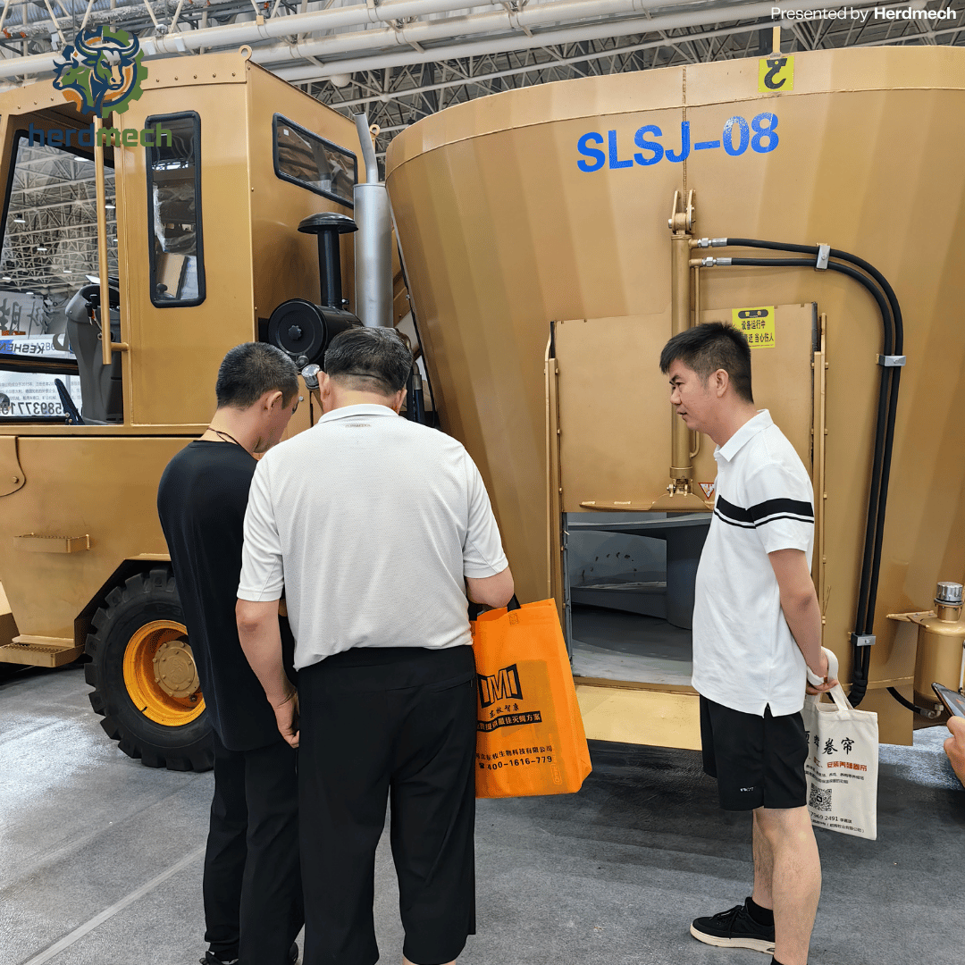 16-24CBM Truck Mounted TMR Feed Mixer (Model: 9JCL-16/24)